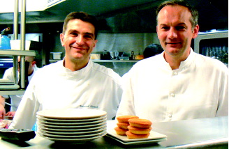 ברנארד פינו, עם החיוך הטיפוסי משמאל, לצדו של השף כריסטיאן לסקר.